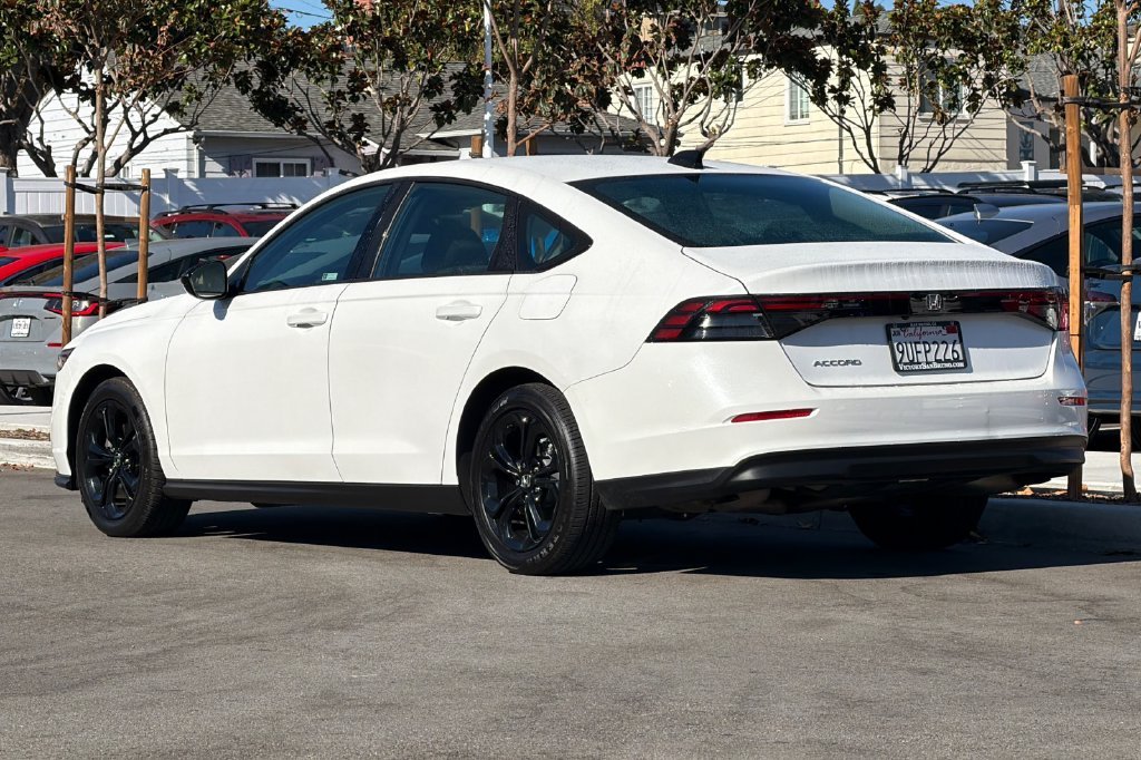 Used 2025 Platinum White Pearl Honda SE image 6