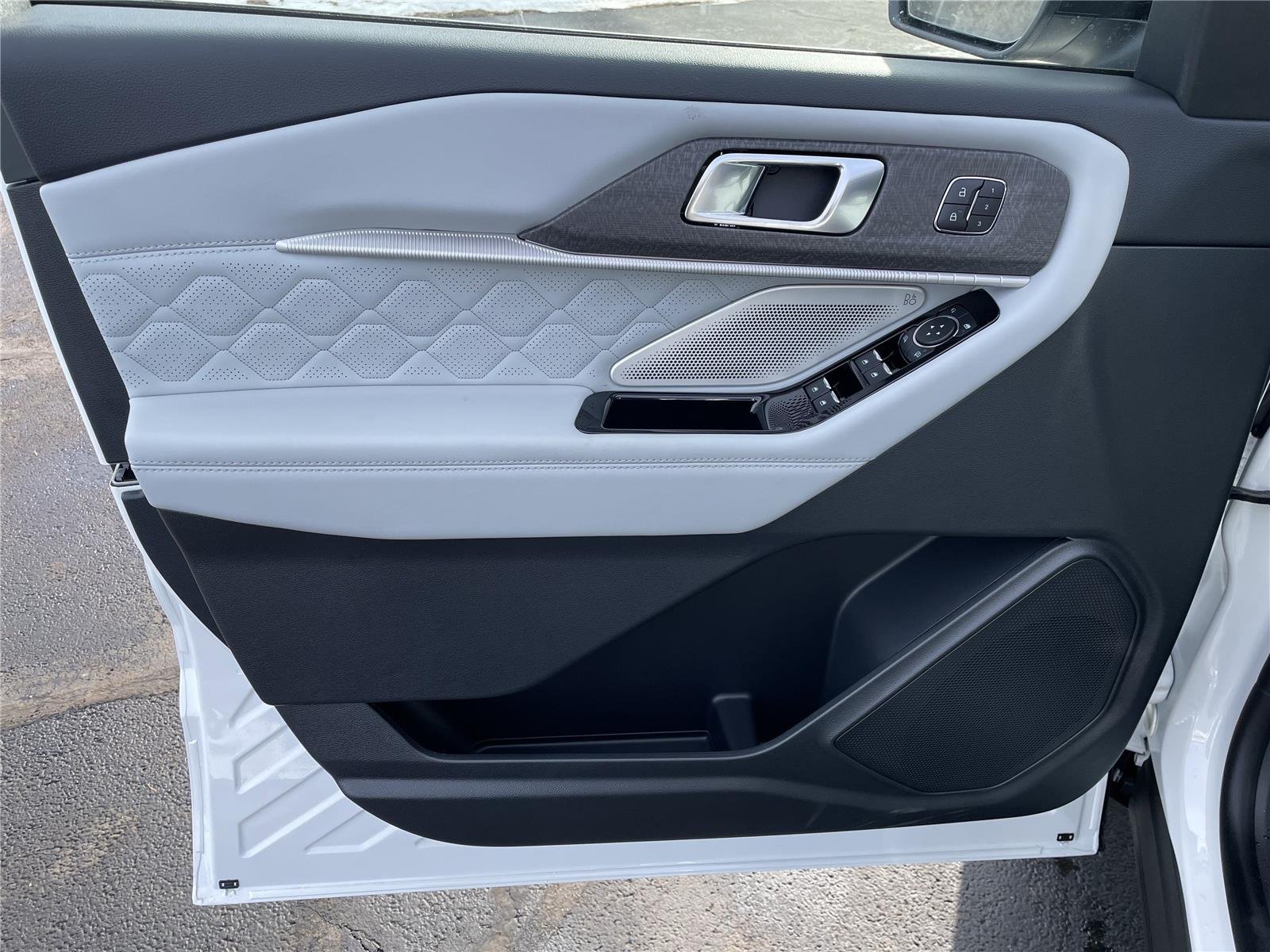 New 2026 Star White Metallic Tri-Coat Ford Platinum™ image 61