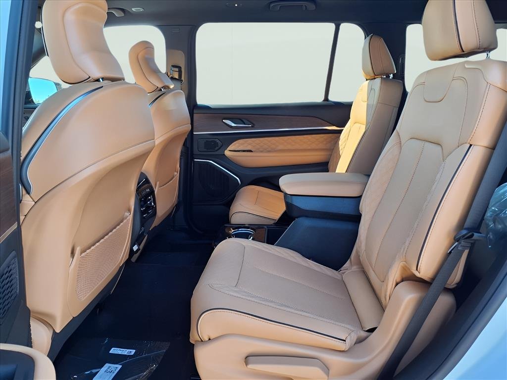 New 2025 Bright White Clear-Coat Exterior Paint Jeep Summit image 15