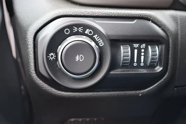 Used 2018 Billet Silver Metallic Clearcoat Jeep Unlimited Sport S image 25