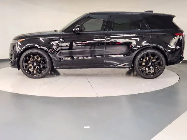 Used 2025 Santorini Black Metallic Land Rover Dynamic SE image 5