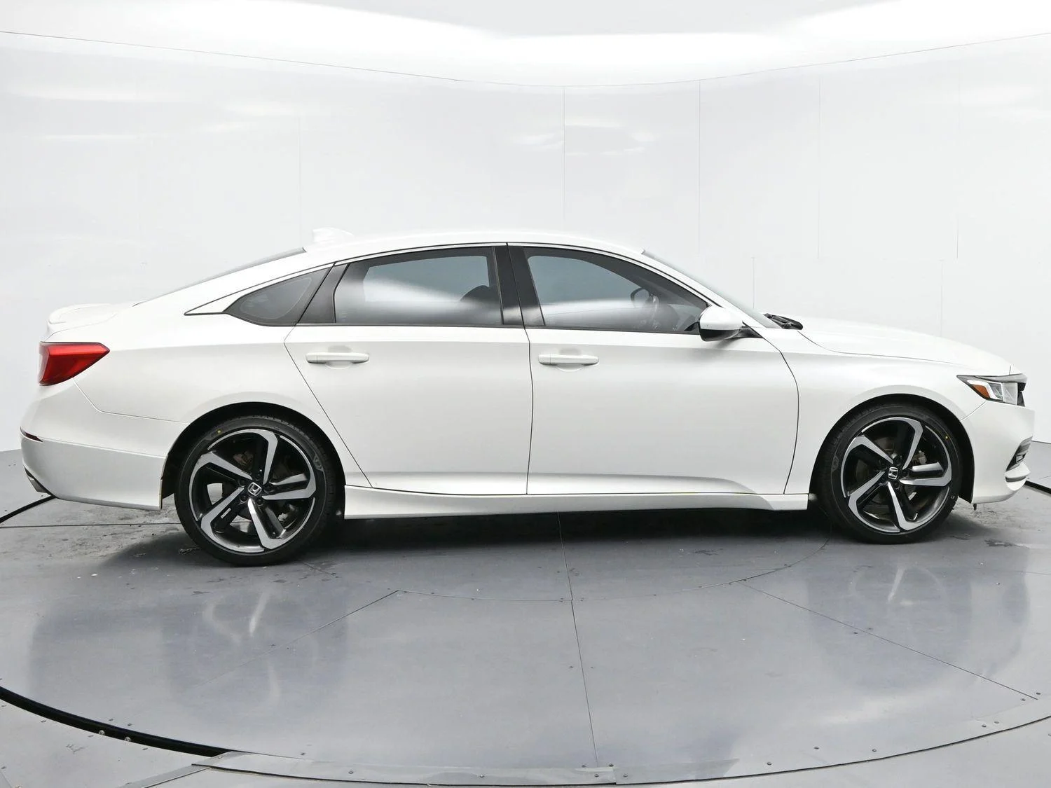 Used 2018 Platinum White Pearl Honda Sport image 8