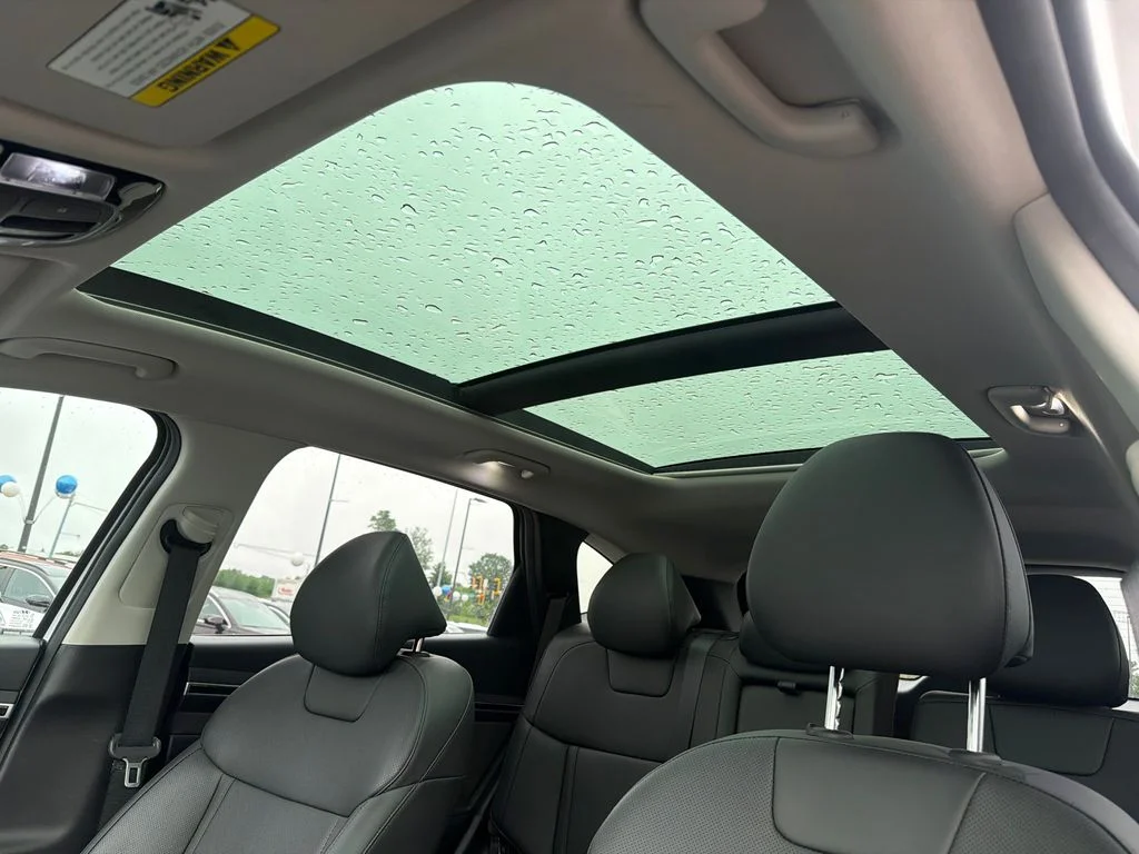 Used 2023 White Hyundai SEL Convenience image 33