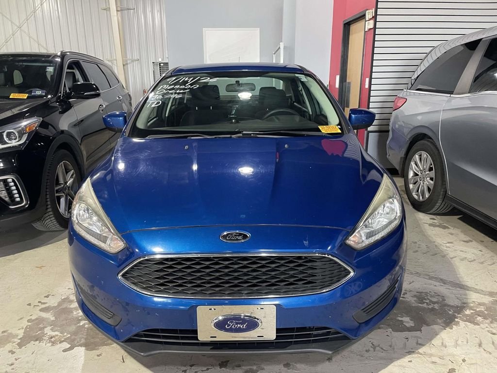 Used 2018 Blue Ford SE image 2
