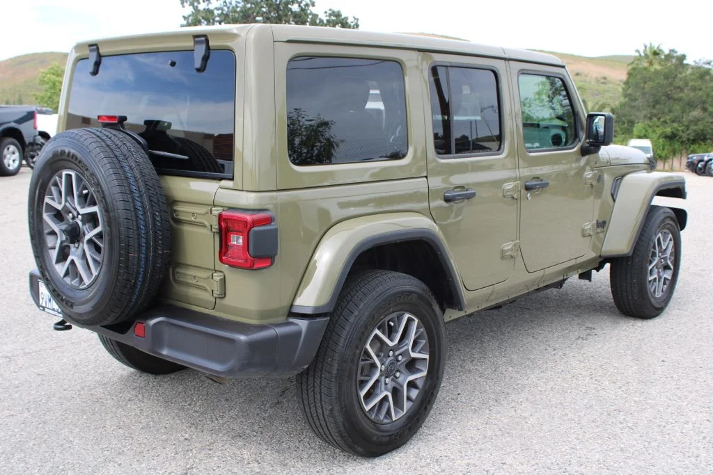 Used 2026  Jeep Sahara image 4