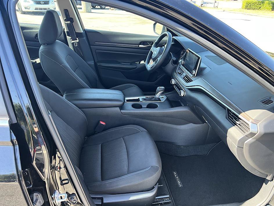 Used 2025 Super Black Nissan SV image 17