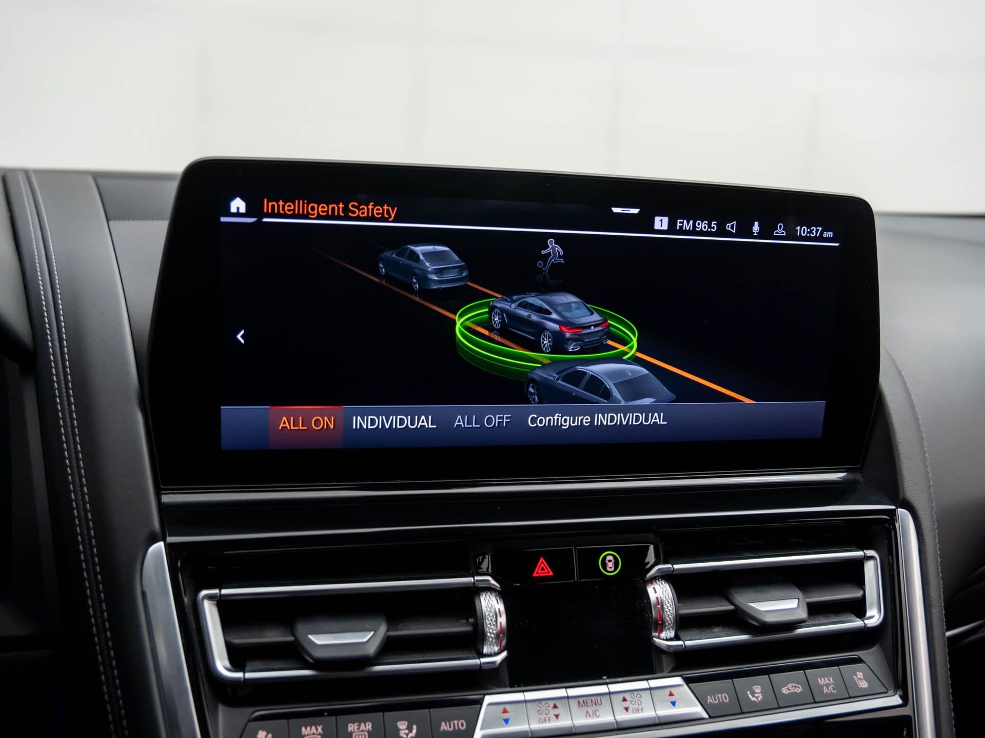 2025 BMW 8 Series M850i - Photo 26