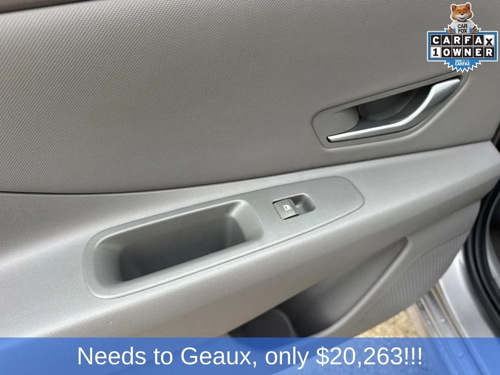 Used 2025 Silver Hyundai SEL Convenience image 31