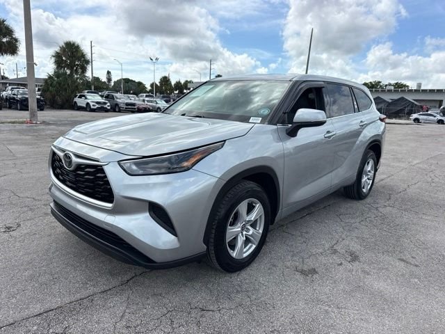 Used 2022 Silver Toyota L image 7