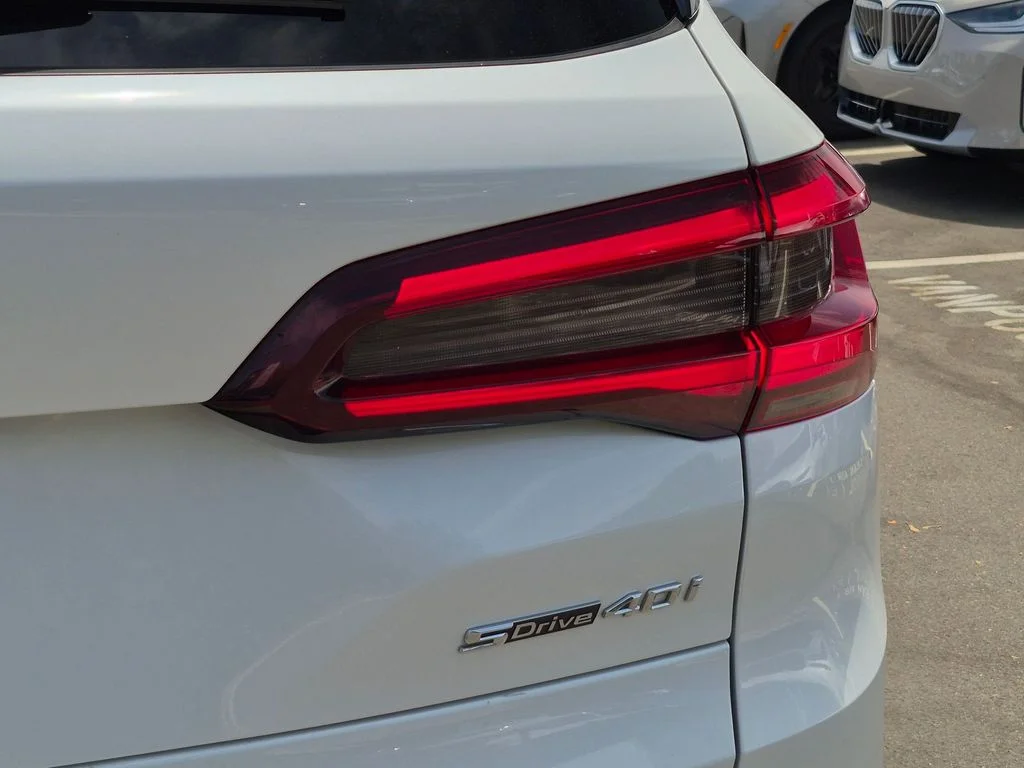 Used 2021 White BMW sDrive40i image 25
