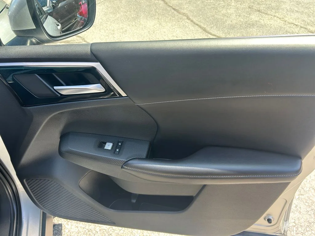 Used 2022 Alloy Silver Mitsubishi  image 17