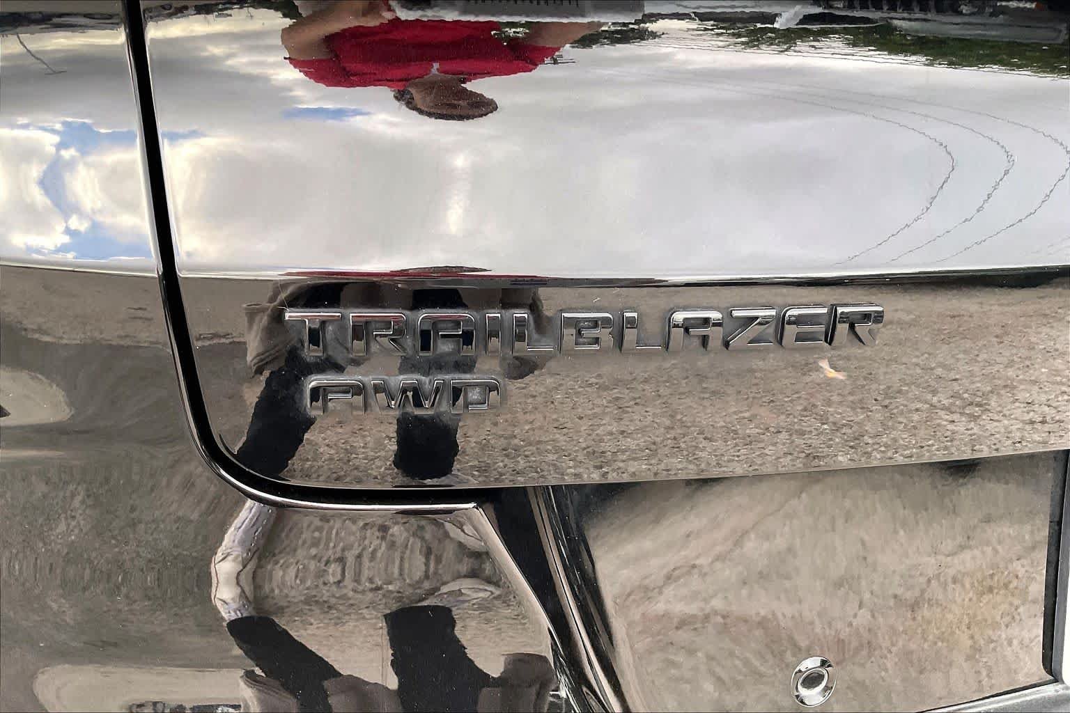 Used 2025 Mosaic Black Metallic Chevrolet RS image 31