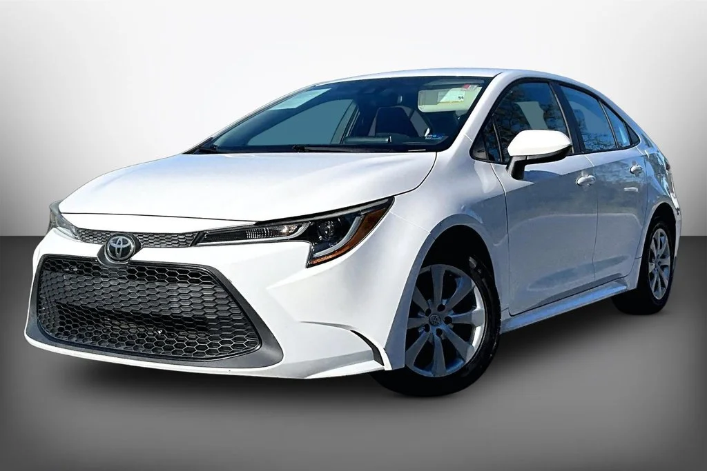 Used 2020 White Toyota LE image 3