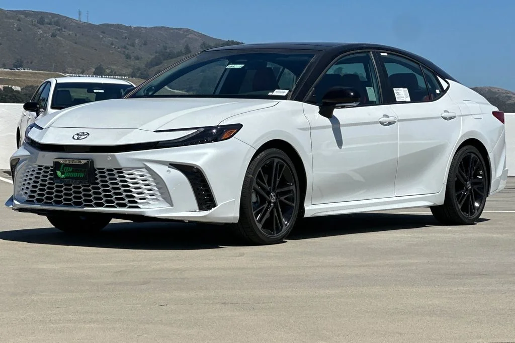 New 2026 Wind Chill Pearl with Midnight Black Metallic roof <sup>1</sup> Toyota  XSE image 8