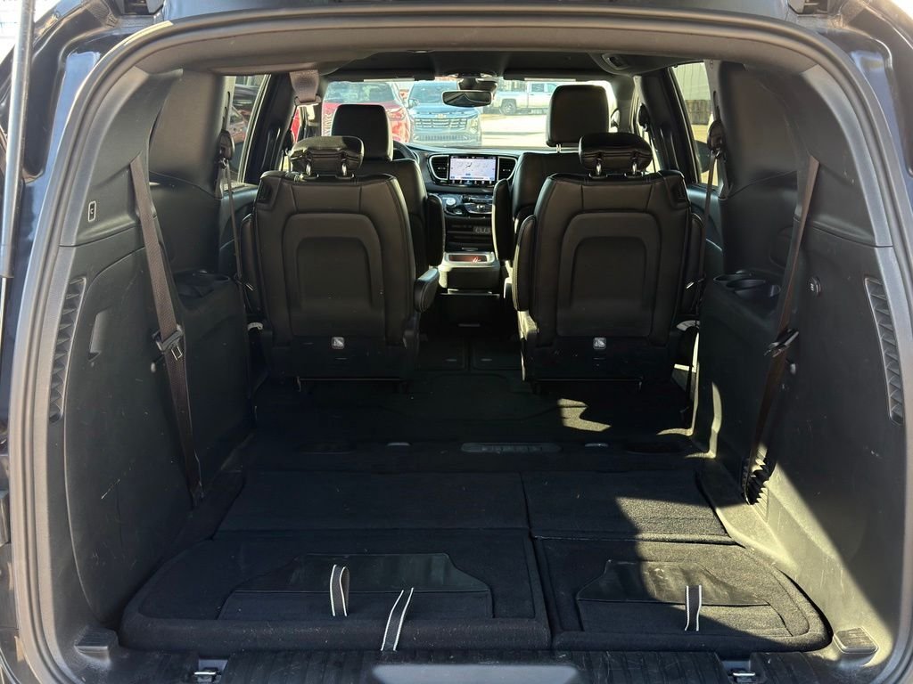 Used 2025 Black Chrysler Select image 13