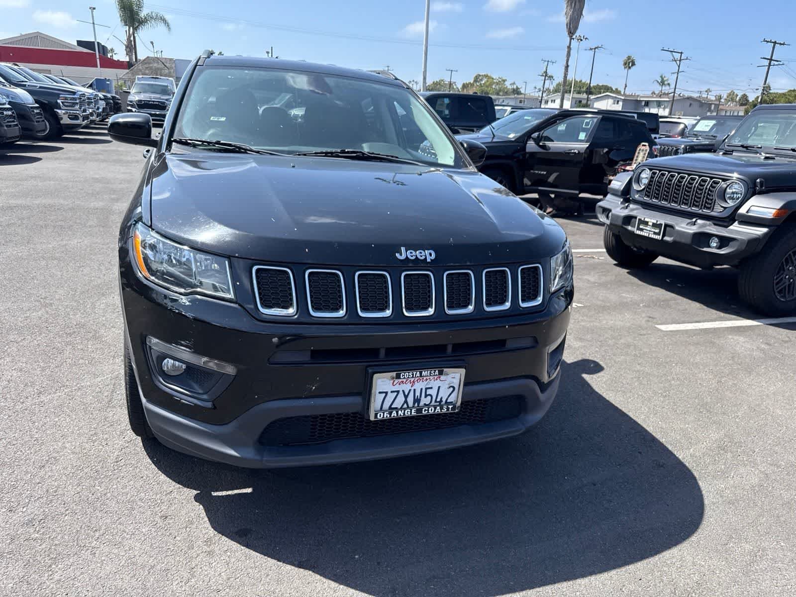 Used 2017 Diamond Black Crystal Pearlcoat Jeep Latitude image 5