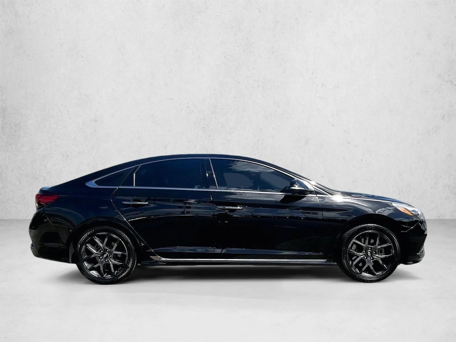 Used 2018 Phantom Black Hyundai Limited image 5