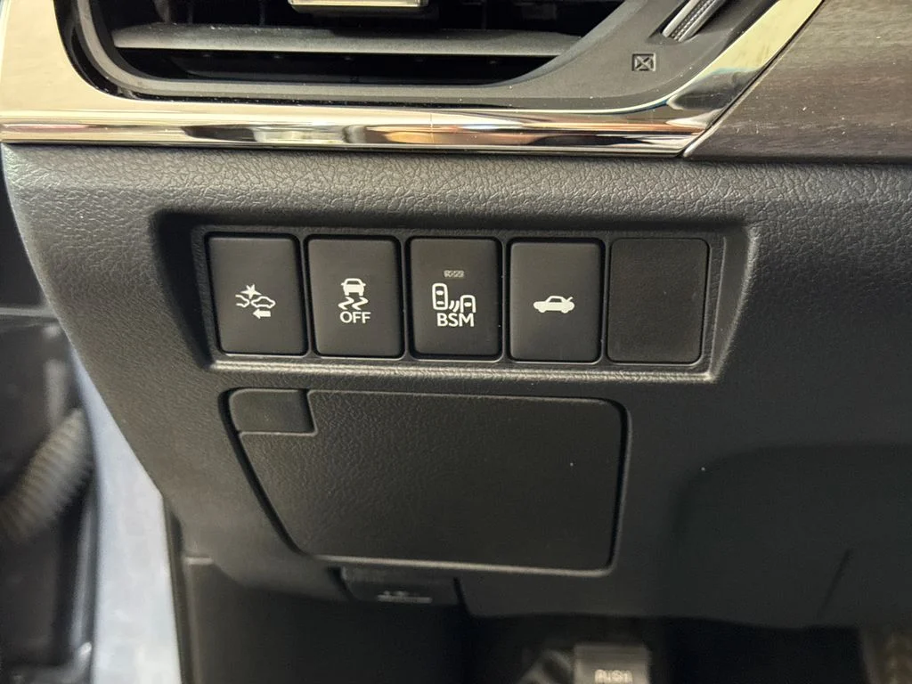 Used 2018 Gray Toyota XLE Premium image 29