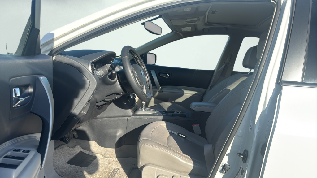 Used 2012 White Nissan SL image 13
