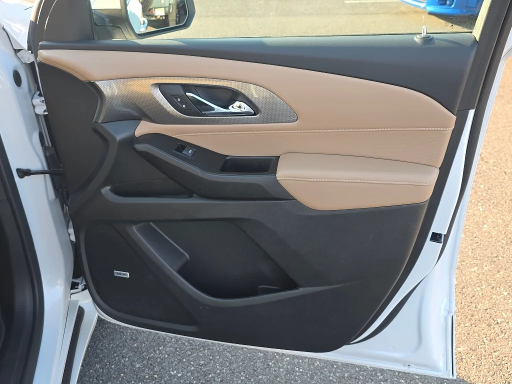 Used 2023 Iridescent Pearl Tricoat Chevrolet Premier image 20