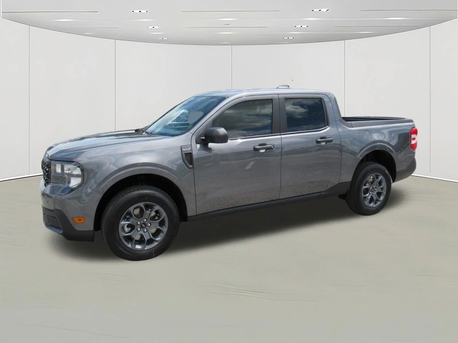 New 2026 Carbonized Gray Metallic Ford XLT image 4