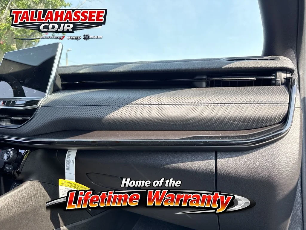 New 2026 Diamond Black Crystal Pearlcoat Jeep Latitude image 31
