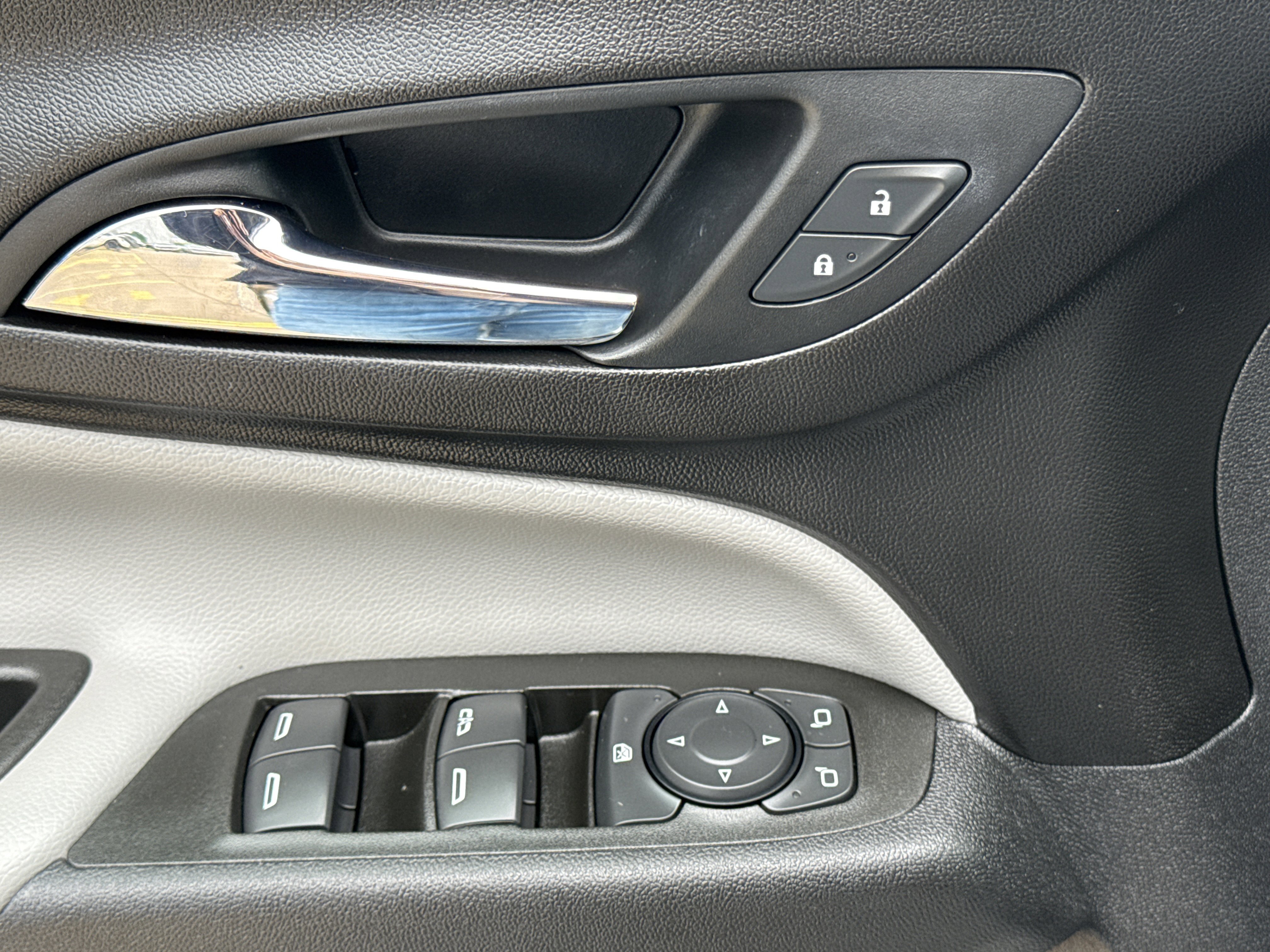 Used 2021 SUMMIT WHITE Chevrolet LS image 16