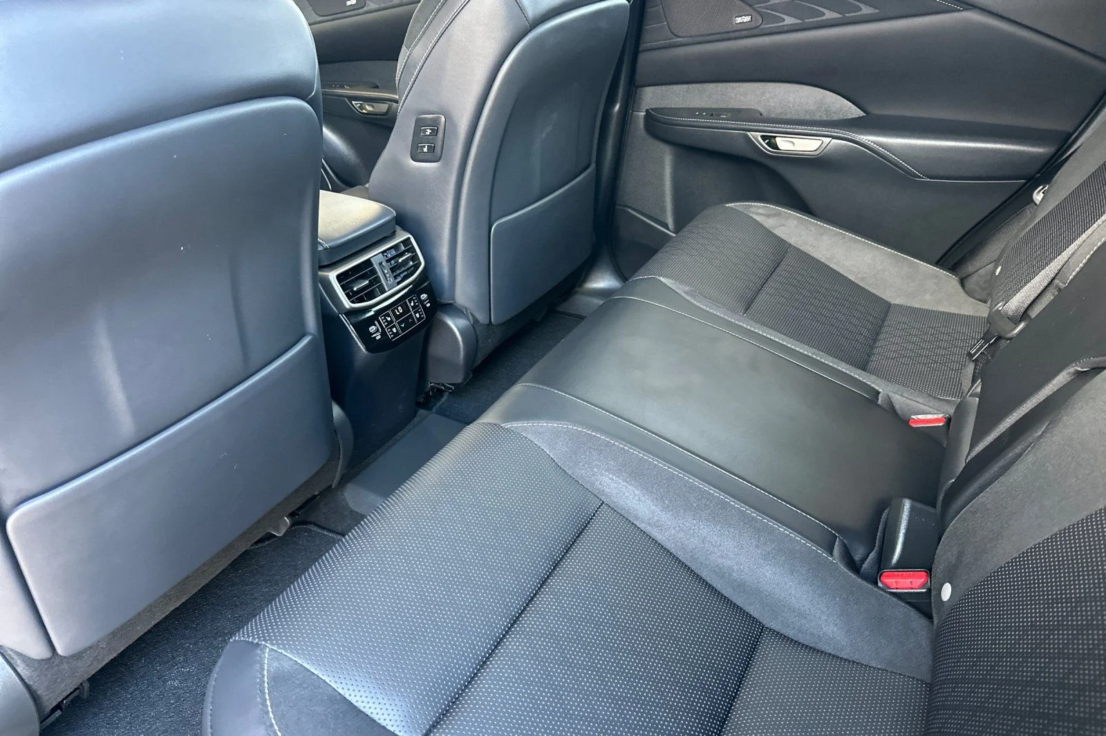 2025 Lexus RX PHEV 450h+ - Photo 9