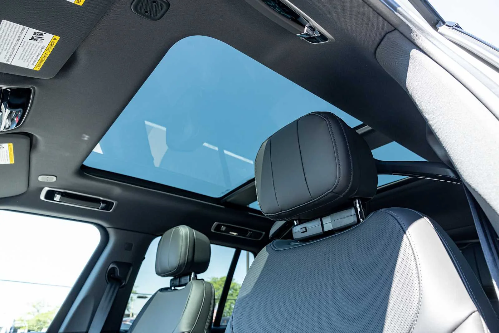 New 2026 Fuji White Land Rover SE image 25