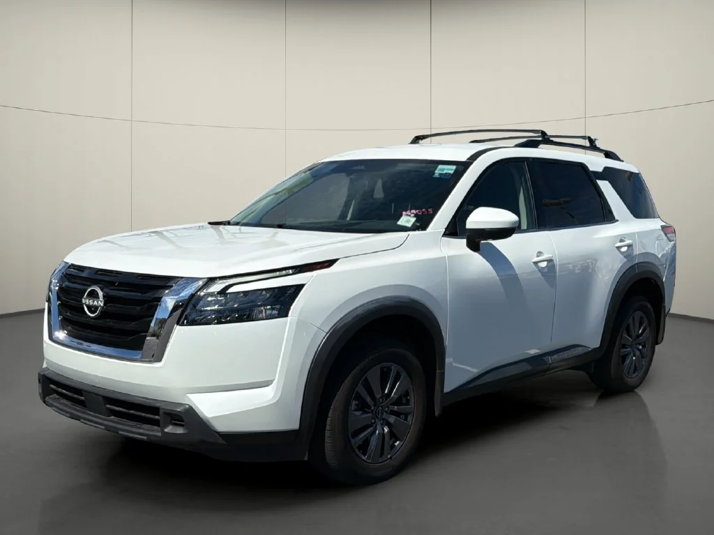 Used 2025 White Nissan SV image 3