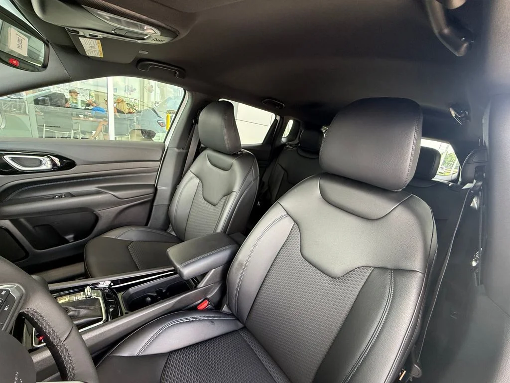 New 2026 Bright White Clear-Coat Exterior Paint Jeep Latitude image 23