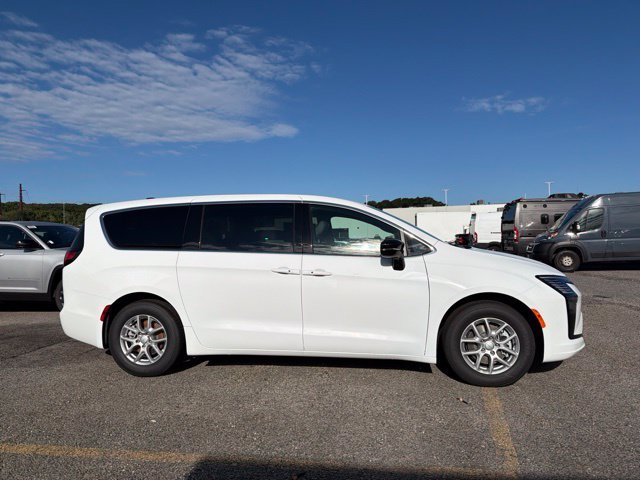 New 2027 Bright White Clear-Coat Paint Chrysler Select image 2