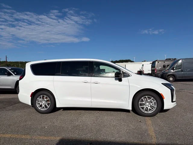 New 2027 White/off-white Chrysler Select image 2