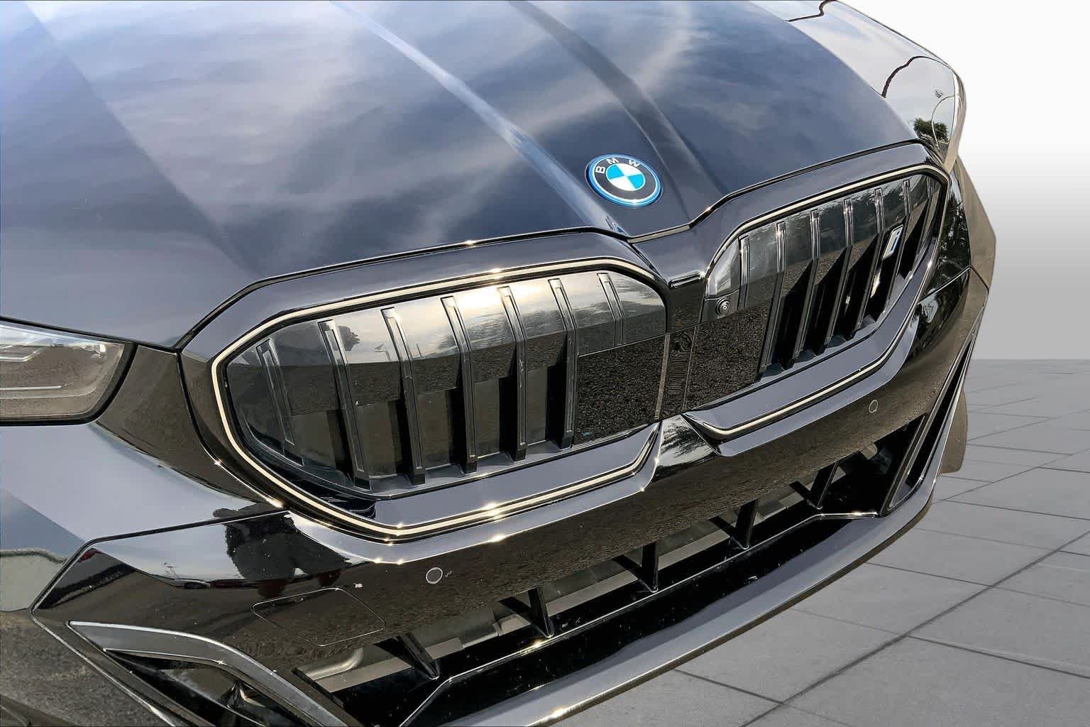Used 2026 Black Sapphire Metallic BMW xDrive40 image 28