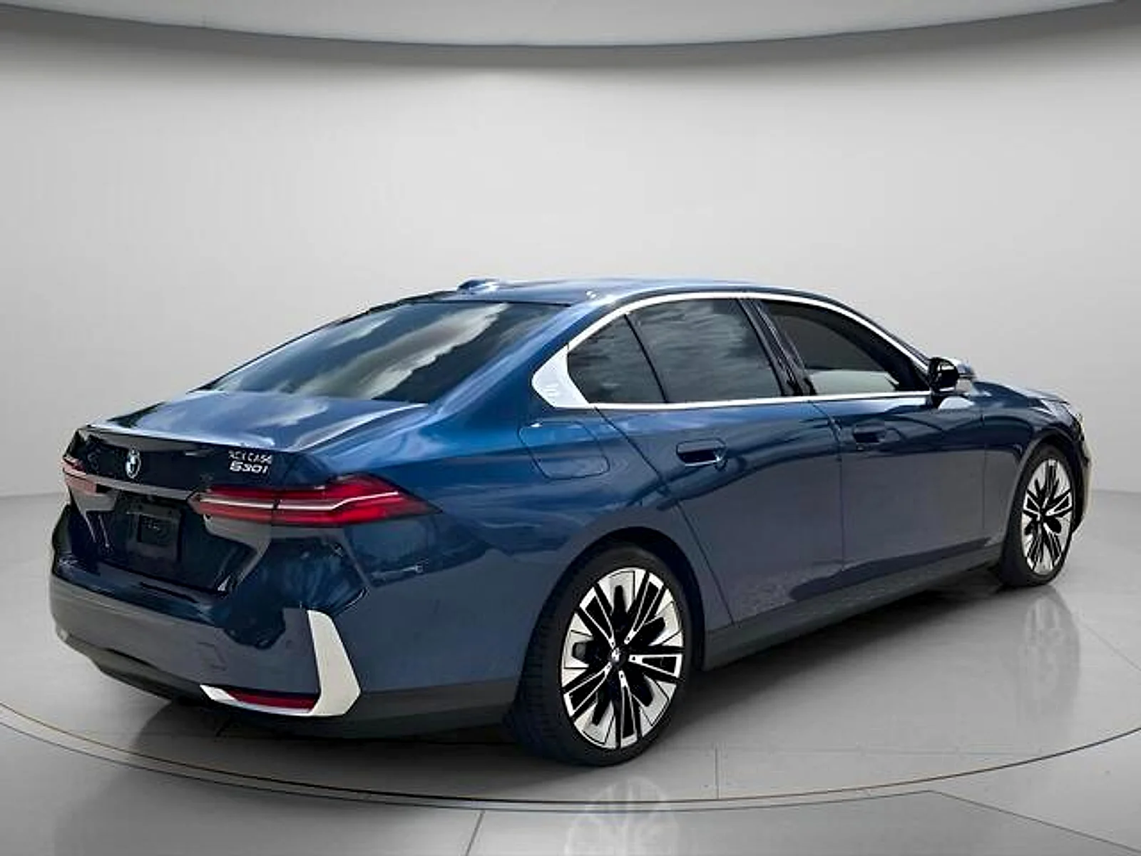 Used 2024  BMW  image 7