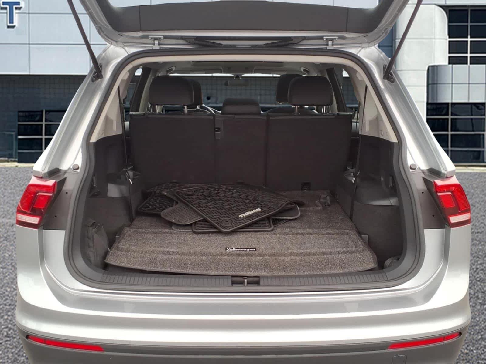 Used 2019 Pyrite Silver Metallic Volkswagen SE image 6