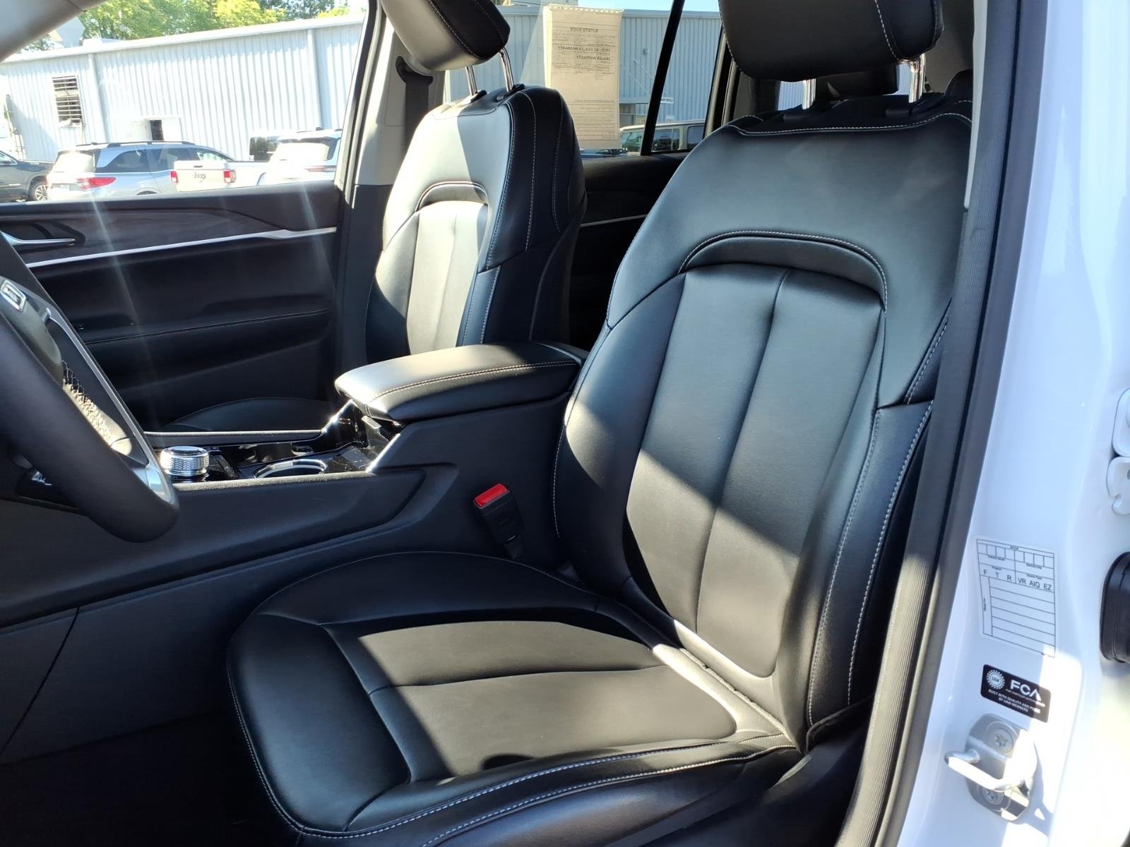 Used 2023 White/off-white Jeep Limited image 13