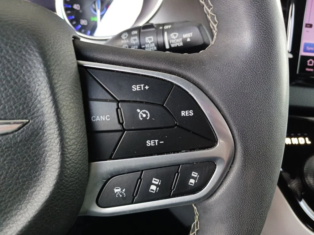 Used 2022 Black Chrysler Touring L image 33