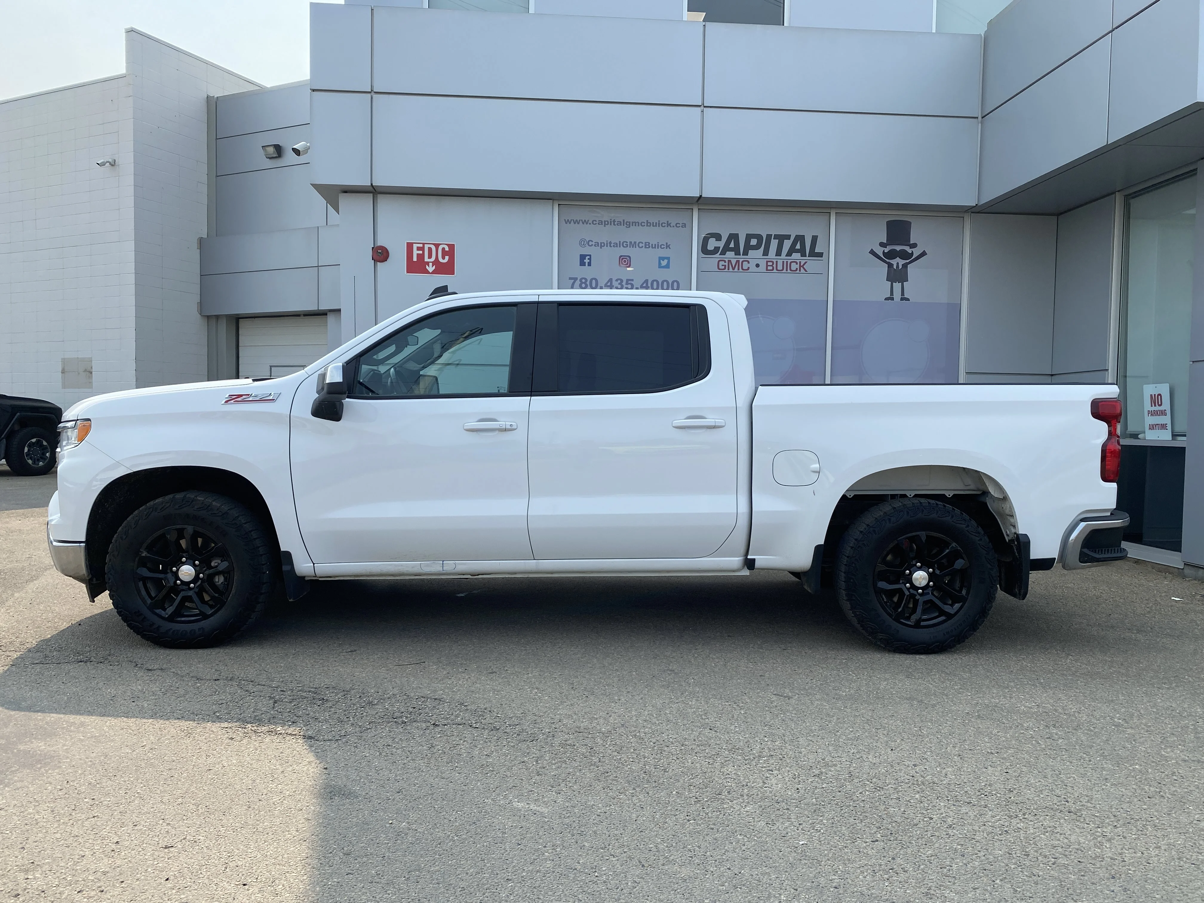 Used 2023 White Chevrolet LT Crew Cab  * Z71 OFF ROAD * HEATED SEATS * image 2