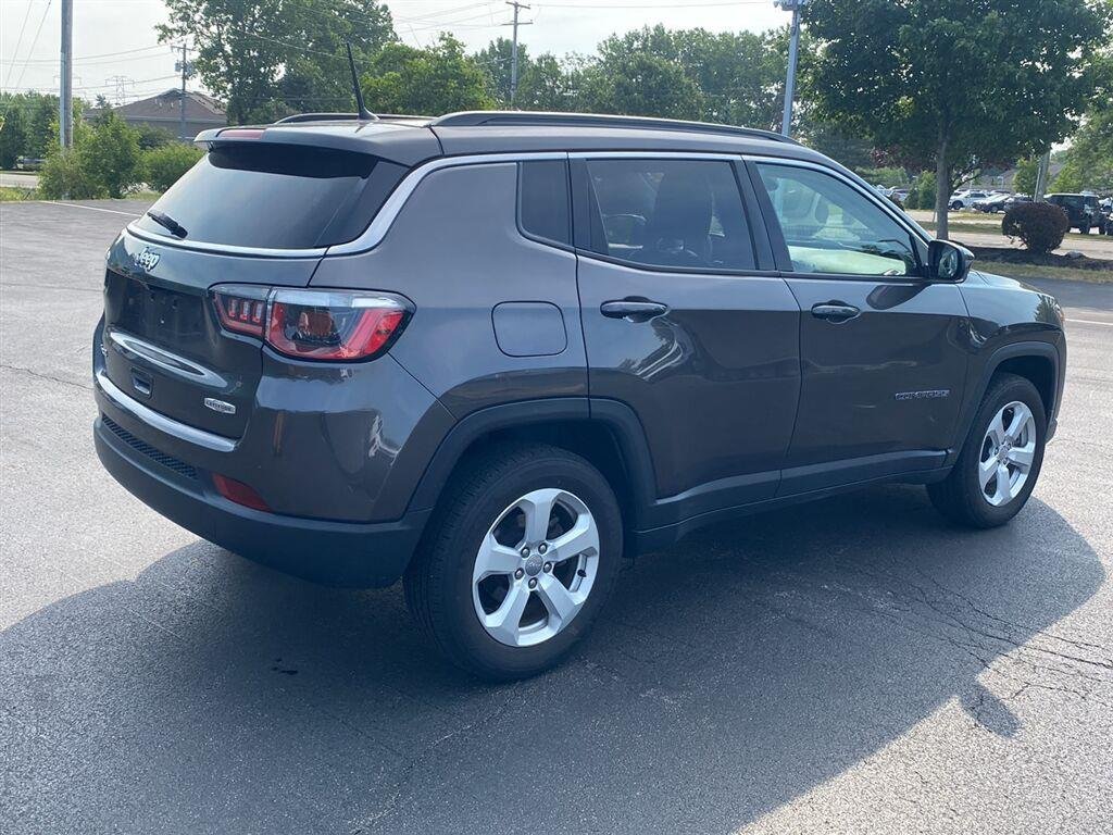 Used 2018 Granite Crystal Metallic Clearcoat Jeep Latitude image 10