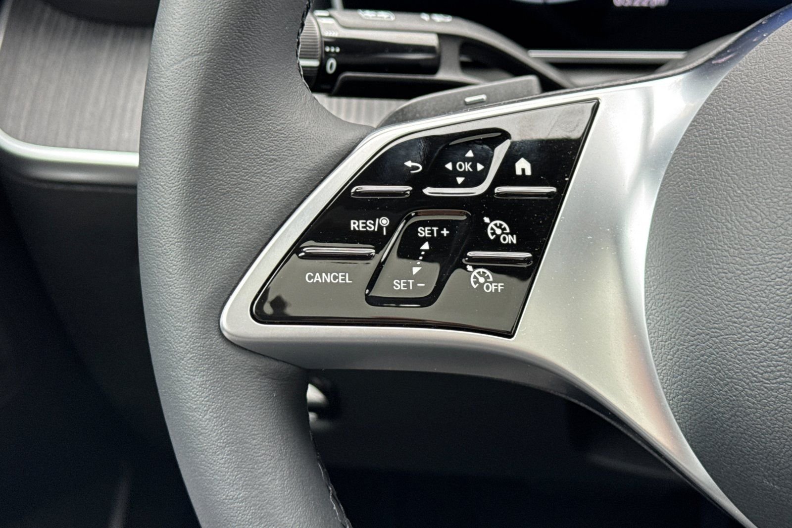 New 2026 Selenite Grey Metallic Mercedes-Benz C 300 image 27