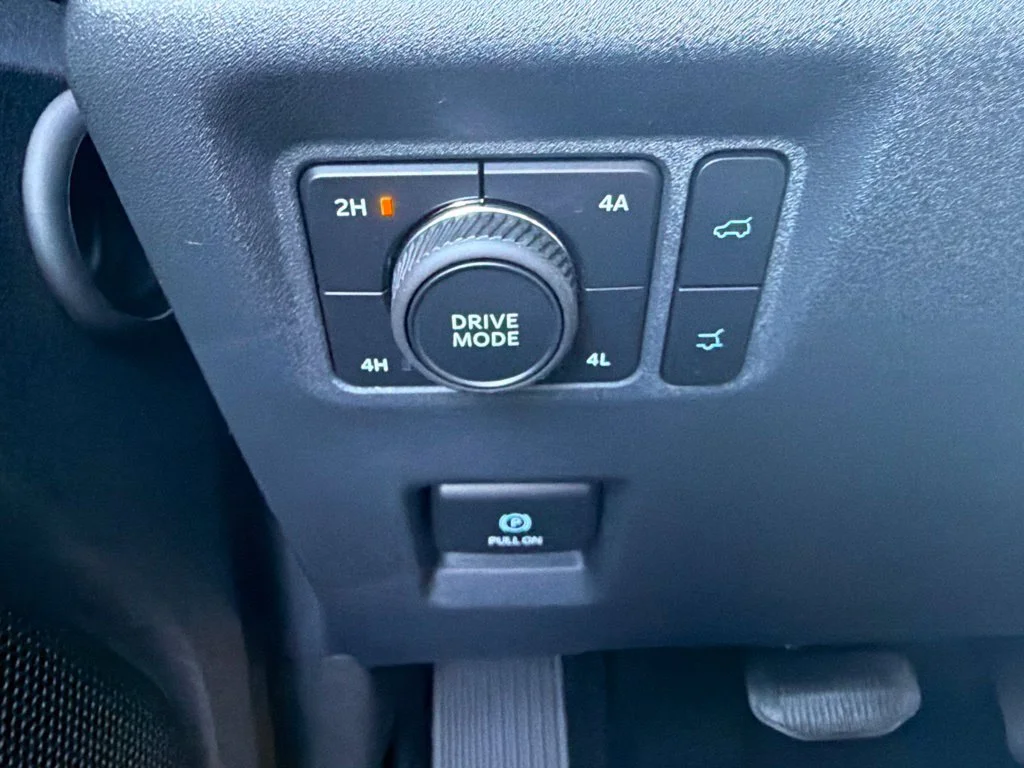 New 2027 Star White Metallic Tri-Coat Ford MAX Platinum image 28