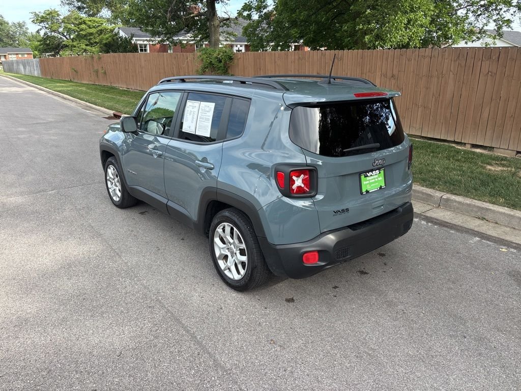Used 2018 Gray Jeep Latitude image 3