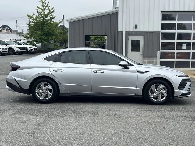 Used 2025 Silver Hyundai SE image 14