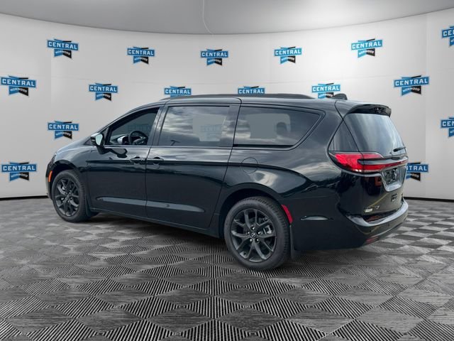 New 2026 Diamond Black Crystal Pearl-Coat Exterior Paint Chrysler Limited image 3