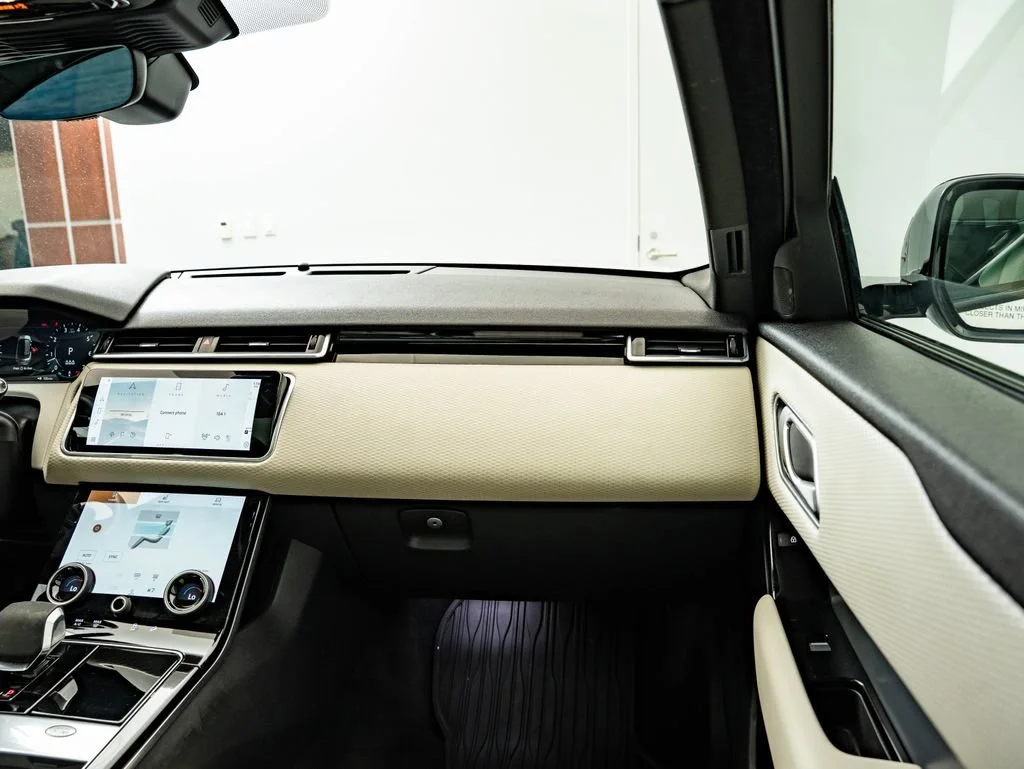 Used 2023 Fuji White Land Rover R-Dynamic S MHEV image 46
