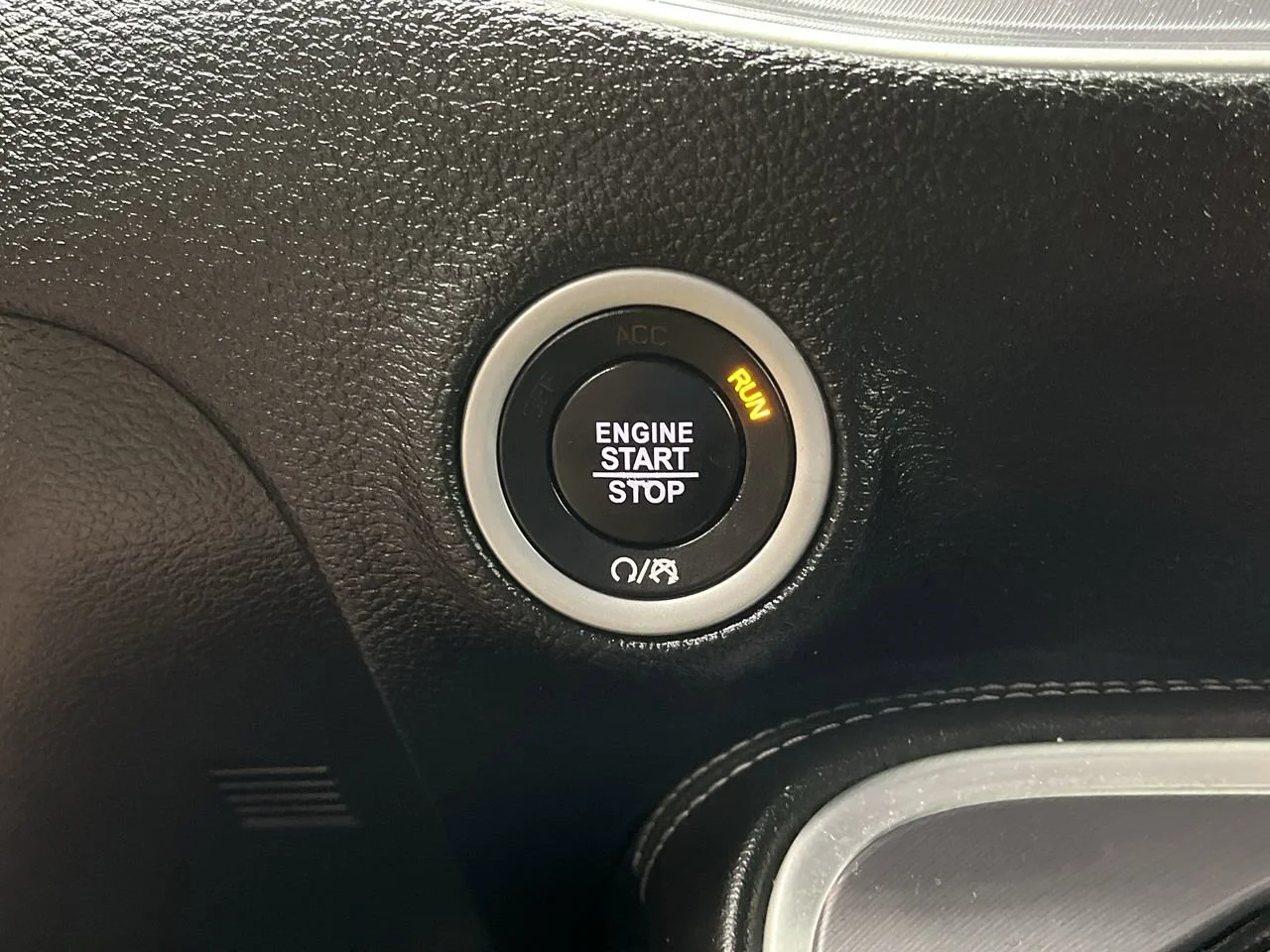 Used 2019 White Dodge SXT image 18