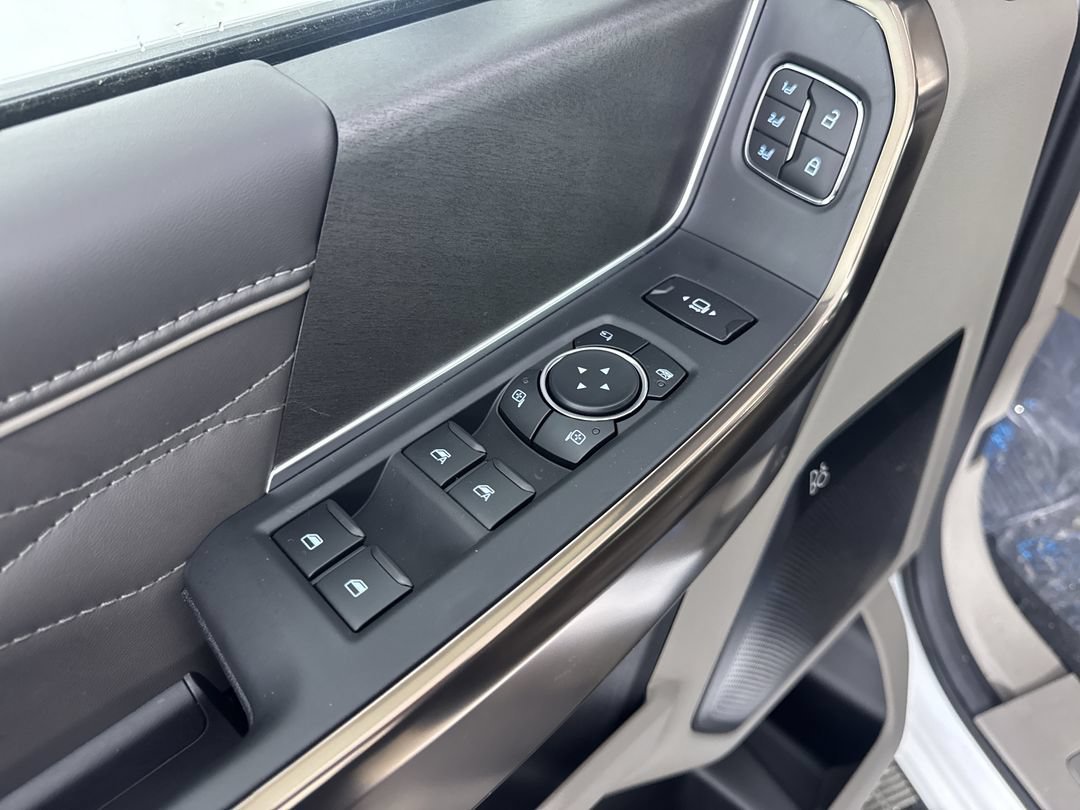 New 2027 Star White Metallic Tri-Coat Ford Platinum image 13