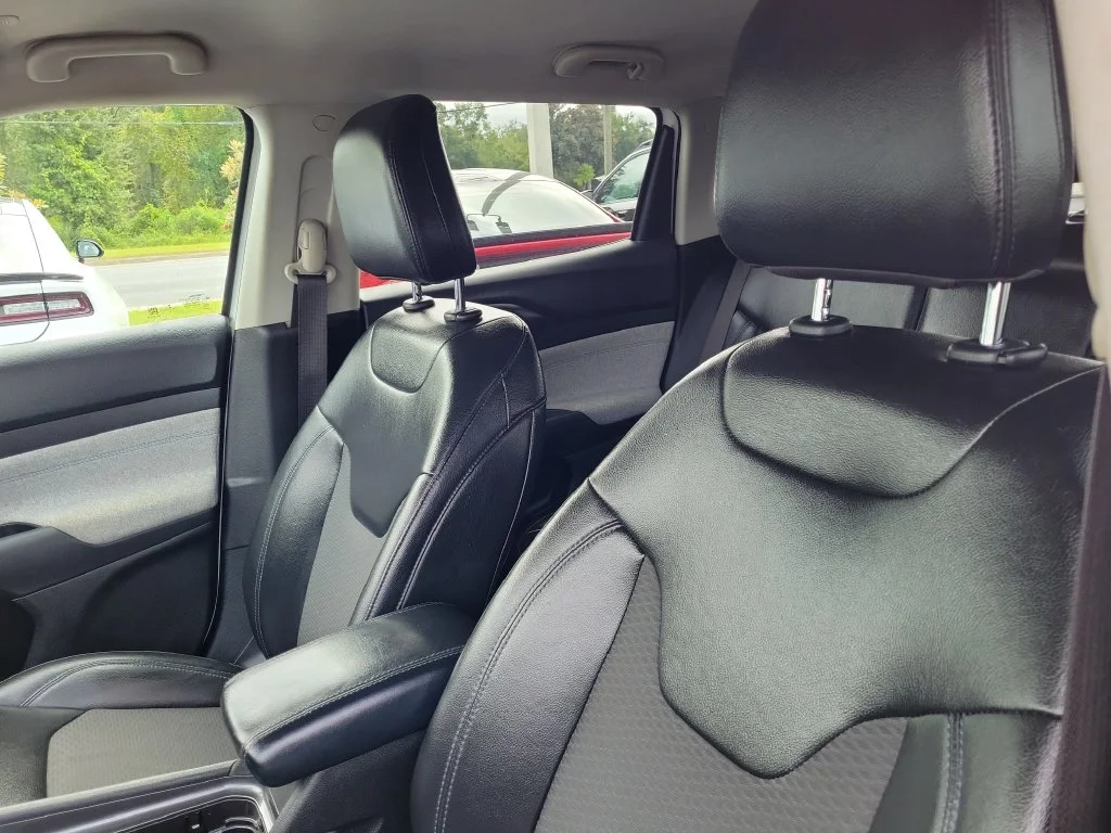 Used 2022 White Jeep Latitude image 26