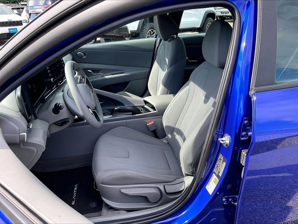 Used 2025 Blue Hyundai SE image 10